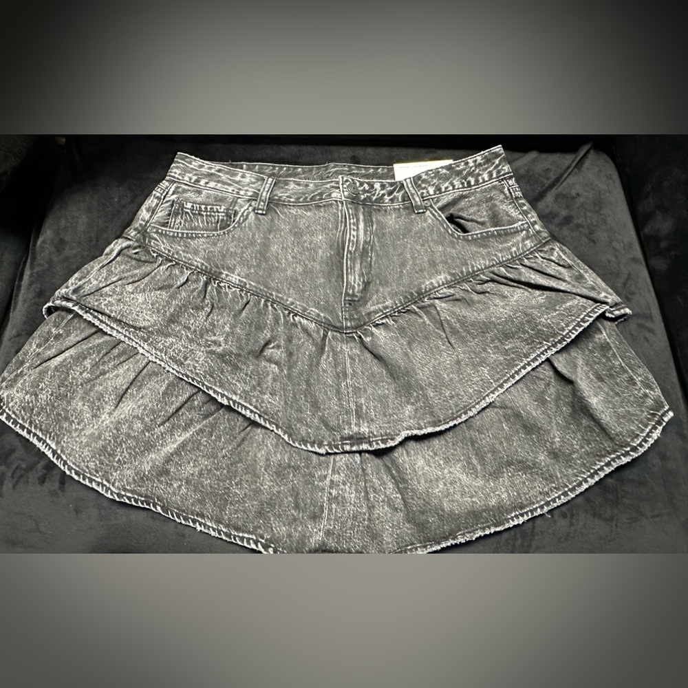 NWT American Eagle denim ruffle skirt size 14 black acid wash